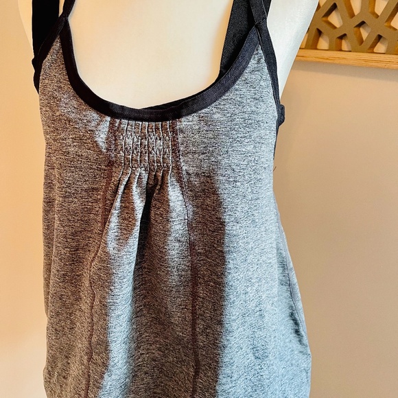 Lululemon ๐ Athletica Womens Tank with Bulit in Bra In EUC - Picture 2 of 8